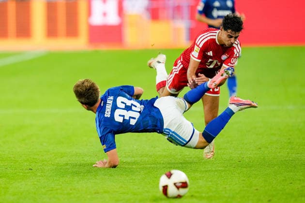 Aleksandar Pavlovic (FC Bayern Muenchen) und Vitalie Becker (FC Schalke 04) im Zweikampf waehrend des Spiels der 1. Bundesliga zwischen FC Schalke 04 und FC Bayern Muenchen, Veltins-Arena am 05. September 2026 in Gelsenkirchen, Deutschland. (Foto von Alex Gottschalk DeFodi Images) +++ Aleksandar Pavlovic (FC Bayern Muenchen) und Vitalie Becker (FC Schalke 04) battle for the ball during the Bundesliga match between FC Schalke 04 and FC Bayern Muenchen at Veltins-Arena on September 5, 2026 in Gelsenkirchen, Germany. (Photo by Alex Gottschalk DeFodi Images) DFB DFL REGULATIONS PROHIBIT ANY USE OF PHOTOGRAPHS AS IMAGE SEQUENCES AND OR QUASI-VIDEO. (Photo by Alex Gottschalk DeFodi Images) - *** Aleksandar Pavlovic of FC Bayern Munich and Vitalie Becker of FC Schalke 04 battle for the ball during the Bundesliga match between FC Schalke 04 and FC Bayern Munich at Veltins Arena on September 5, 2026, in Gelsenkirchen, Germany. Photo by Alex Gottschalk, DeFodi Images. Aleksandar Pavlovic of FC Bayern Munich and Vitalie Becker of FC Schalke 04 battle for the ball during the Bundesliga match between FC Schalke 04 and FC Bayern Munich at Veltins Arena on September 5, 2026 in Gelsenkirchen, Germany. Photo by Alex Gottschalk, DeFodi Images. DFB and DFL regulations prohibit any use of photographs as image sequences and or quasi-video. Photo by Alex Gottschalk, DeFodi Images.