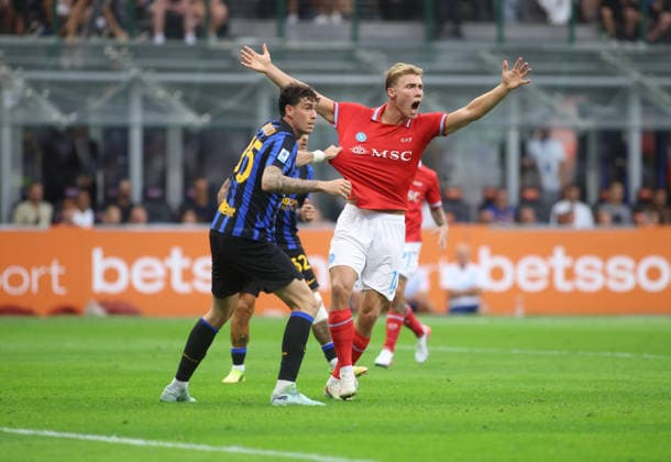 IPA88157416 - Rasmus Hojlund of SSC Napoli and Alessandro Bastoni of Inter FC during the Italian Serie A 2026 27 season soccer match between Inter FC and SSC Napoli on September 5, 2026, at Stadio Giuseppe Meazza, San Siro, Milan, Italy. Photo by Nderim KACELI  Copyright: xNderimxKaceli IPAxSportx xx 88157416