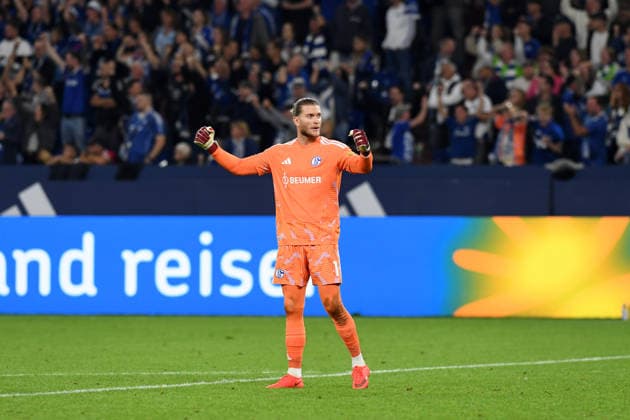Torwart Loris Karius (FC Schalke 04) Jubel, jubelt beim Schlusspfiff waehrend des Spiels der 1. Bundesliga zwischen FC Schalke 04 und FC Bayern Muenchen, Veltins-Arena am 05. September 2026 in Gelsenkirchen, Deutschland. (Foto von Ralf Treese DeFodi Images) +++ Torwart Loris Karius (FC Schalke 04) celebrates, celebrating afte the game during the Bundesliga match between FC Schalke 04 and FC Bayern Muenchen at Veltins-Arena on September 5, 2026 in Gelsenkirchen, Germany. (Photo by Ralf Treese DeFodi Images) DFB DFL REGULATIONS PROHIBIT ANY USE OF PHOTOGRAPHS AS IMAGE SEQUENCES AND OR QUASI-VIDEO. (Photo by Ralf Treese DeFodi Images) - *** Goalkeeper Loris Karius of FC Schalke 04 celebrates at the final whistle during the Bundesliga match between FC Schalke 04 and FC Bayern Munich at Veltins Arena on September 5, 2026, in Gelsenkirchen, Germany. Photo by Ralf Treese, DeFodi Images. Goalkeeper Loris Karius of FC Schalke 04 celebrates after the final whistle during the Bundesliga match between FC Schalke 04 and FC Bayern Munich at Veltins Arena on September 5, 2026 in Gelsenkirchen, Germany. Photo by Ralf Treese, DeFodi Images. DFB and DFL regulations prohibit any use of photographs as image sequences and or quasi-video. Photo by Ralf Treese, DeFodi Images.