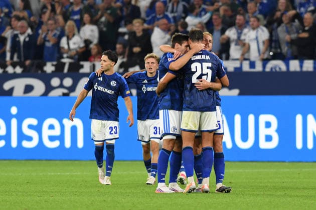 Spieler Schalke 04 Jubel, jubeln nach Spielende waehrend des Spiels der 1. Bundesliga zwischen FC Schalke 04 und FC Bayern Muenchen, Veltins-Arena am 05. September 2026 in Gelsenkirchen, Deutschland. (Foto von Ralf Treese DeFodi Images) +++ Spieler Schalke 04 celebrates, celebrating after the game during the Bundesliga match between FC Schalke 04 and FC Bayern Muenchen at Veltins-Arena on September 5, 2026 in Gelsenkirchen, Germany. (Photo by Ralf Treese DeFodi Images) DFB DFL REGULATIONS PROHIBIT ANY USE OF PHOTOGRAPHS AS IMAGE SEQUENCES AND OR QUASI-VIDEO. (Photo by Ralf Treese DeFodi Images) - *** Schalke 04 players celebrate after the final whistle during the Bundesliga match between FC Schalke 04 and FC Bayern Munich, Veltins Arena on September 5, 2026, in Gelsenkirchen, Germany. Photo by Ralf Treese, DeFodi Images. Schalke 04 players celebrate after the game during the Bundesliga match between FC Schalke 04 and FC Bayern Munich at Veltins Arena on September 5, 2026 in Gelsenkirchen, Germany Photo by Ralf Treese DeFodi Images DFB and DFL regulations prohibit any use of photographs as image sequences and or quasi-video Photo by Ralf Treese DeFodi Images