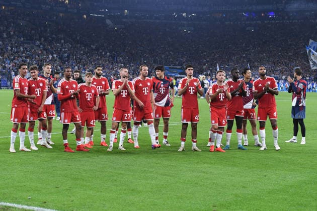 Fußball 1. Bundesliga 2. Spieltag FC Schalke 04 - FC Bayern München am 05.09.2026 in der Veltins Arena in Gelsenkirchen Enttäuschte Spieler des FC Bayern München bedanken sich bei ihren mitgereisten Fans DFL regulations prohibit any use of photographs as image sequences and or quasi-video. *** Soccer, Bundesliga 1, Matchday 2: FC Schalke 04 vs. FC Bayern Munich on September 5, 2026, at the Veltins Arena in Gelsenkirchen. Disappointed FC Bayern Munich players thank their fans who traveled with them. DFL regulations prohibit any use of photographs as image sequences and or quasi-video. xRx