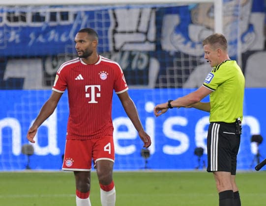 05.09.2026, xblx, Fussball 1.Bundesliga, FC Schalke 04 - FC Bayern München v.l. Jonathan Tah (FC Bayern Muenchen), Schiedsrichter Robert Schröder Schroeder, Redebedarf, Diskussion, reden, Protest, protestieren (DFL DFB REGULATIONS PROHIBIT ANY USE OF PHOTOGRAPHS as IMAGE SEQUENCES and or QUASI-VIDEO) Gelsenkirchen *** September 5, 2026, xblx, Soccer, Bundesliga 1, FC Schalke 04 vs. FC Bayern Munich, Jonathan Tah, FC Bayern Munich, Referee Robert Schröder, need to speak, discussion, talking, protest, protesting, DFL, DFB REGULATIONS PROHIBIT ANY USE OF PHOTOGRAPHS AS IMAGE SEQUENCES AND OR QUASI-VIDEO, Gelsenkirchen