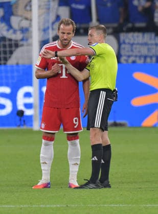 05.09.2026, xblx, Fussball 1.Bundesliga, FC Schalke 04 - FC Bayern München v.l. Harry Kane (FC Bayern Muenchen), Schiedsrichter Robert Schröder Schroeder, Redebedarf, Diskussion, reden, Protest, protestieren (DFL DFB REGULATIONS PROHIBIT ANY USE OF PHOTOGRAPHS as IMAGE SEQUENCES and or QUASI-VIDEO) Gelsenkirchen *** September 5, 2026, xblx, Soccer, Bundesliga 1, FC Schalke 04 vs. FC Bayern Munich, Harry Kane, FC Bayern Munich, Referee Robert Schröder, need to speak, discussion, talking, protest, protesting; DFL and DFB regulations prohibit any use of photographs as image sequences and or quasi-video; Gelsenkirchen