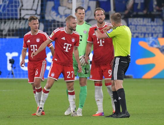 05.09.2026, xblx, Fussball 1.Bundesliga, FC Schalke 04 - FC Bayern München v.l. Joshua Kimmich (FC Bayern Muenchen), Konrad Laimer (FC Bayern Muenchen) zautz, Manuel Neuer (FC Bayern Muenchen), Harry Kane (FC Bayern Muenchen), Schiedsrichter Robert Schröder Schroeder, Redebedarf, Diskussion, reden, Protest, protestieren (DFL DFB REGULATIONS PROHIBIT ANY USE OF PHOTOGRAPHS as IMAGE SEQUENCES and or QUASI-VIDEO) Gelsenkirchen *** September 5, 2026, xblx, Soccer 1st Bundesliga, FC Schalke 04 vs. FC Bayern Munich: Joshua Kimmich (FC Bayern Munich), Konrad Laimer (FC Bayern Munich), Manuel Neuer (FC Bayern Munich), Harry Kane, FC Bayern Munich, Referee Robert Schröder, need to talk, discussion, talking, protest, protesting, DFL, DFB REGULATIONS PROHIBIT ANY USE OF PHOTOGRAPHS as IMAGE SEQUENCES and or QUASI-VIDEO, Gelsenkirchen