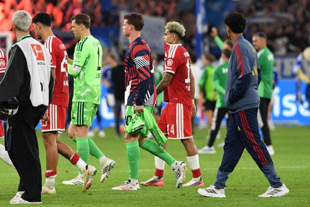 Aleksandar Pavlovic (FC Bayern Muenchen), Torwart Manuel Neuer (FC Bayern Muenchen), Torwart Jonas Urbig (FC Bayern Muenchen), Luis Diaz (FC Bayern Muenchen) und Nathaniel Brown (FC Bayern Muenchen) enttaeuscht nach Spielende waehrend des Spiels der 1. Bundesliga zwischen FC Schalke 04 und FC Bayern Muenchen, Veltins-Arena am 05. September 2026 in Gelsenkirchen, Deutschland. (Foto von Ralf Treese DeFodi Images) +++ Aleksandar Pavlovic (FC Bayern Muenchen), Torwart Manuel Neuer (FC Bayern Muenchen), Torwart Jonas Urbig (FC Bayern Muenchen), Luis Diaz (FC Bayern Muenchen) und Nathaniel Brown (FC Bayern Muenchen) look dejected after the game during the Bundesliga match between FC Schalke 04 and FC Bayern Muenchen at Veltins-Arena on September 5, 2026 in Gelsenkirchen, Germany. (Photo by Ralf Treese DeFodi Images) DFB DFL REGULATIONS PROHIBIT ANY USE OF PHOTOGRAPHS AS IMAGE SEQUENCES AND OR QUASI-VIDEO. (Photo by Ralf Treese DeFodi Images) - *** Aleksandar Pavlovic, FC Bayern Munich; goalkeeper Manuel Neuer, FC Bayern Munich; goalkeeper Jonas Urbig, FC Bayern Munich; Luis Diaz of FC Bayern Munich and Nathaniel Brown of FC Bayern Munich look disappointed after the final whistle during the Bundesliga 1 match between FC Schalke 04 and FC Bayern Munich, Veltins Arena on September 5, 2026, in Gelsenkirchen, Germany. Photo by Ralf Treese, DeFodi Images. Aleksandar Pavlovic, FC Bayern Munich; goalkeeper Manuel Neuer, FC Bayern Munich; goalkeeper Jonas Urbig, FC Bayern Munich; Luis Diaz of FC Bayern Munich and Nathaniel Brown of FC Bayern Munich look dejected after the game during the Bundesliga match between FC Schalke 04 and FC Bayern Munich at Veltins Arena on September 5, 2026 in Gelsenkirchen, Germany. Photo by Ralf Treese, DeFodi Images. DFB and DFL regulations prohibit any use of photographs as image sequences and or quasi-video. Photo by Ralf Treese, DeFodi Images.