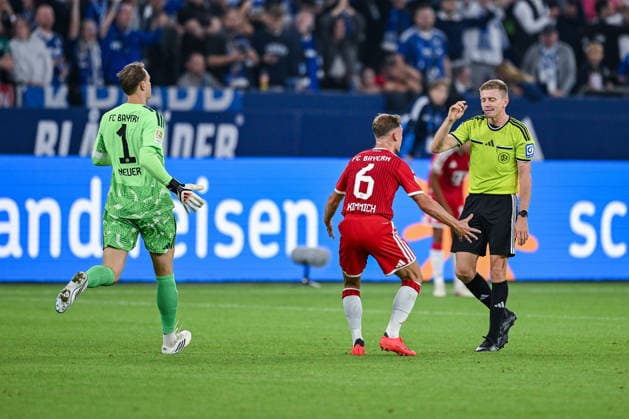 05.09.2026, Fussball, Saison 2026 2027, Bundesliga, FC Schalke 04 - FC Bayern München, Manuel Neuer (FC Bayern München) , Joshua Kimmich (FC Bayern München) rennen nach Spielschluss zu Schiedsrichter Robert Schröder, xRHR-FOTO YYx *** September 5, 2026, Soccer, 2026–2027 season, Bundesliga, FC Schalke 04 vs. FC Bayern Munich, Manuel Neuer (FC Bayern Munich) and Joshua Kimmich (FC Bayern Munich) run toward referee Robert Schröder after the final whistle, xRHR PHOTO YYx Copyright: KROEGER RHR-FOTOx RHR-FOTO YY