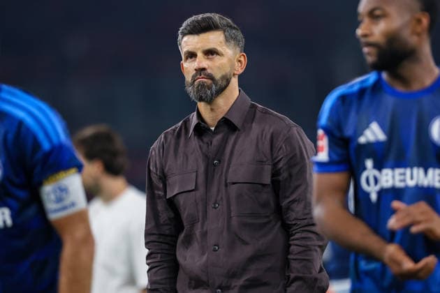 2026.09.05, xkwix, Fußball, Bundesliga, FC Schalke 04 - FC Bayern München, Veltins-Arena, 2.Spieltag, Saison 2026 2027: Miron Muslic (FC Schalke 04 Trainer) entspannt geniessend zwischen seinen Spielern am Spielende DFB regulations prohibit any use of photographs as image sequences and or quasi-video. Photo: xKamilxWilkowskixPressefotoKochx Nordrhein-Westfalen Deutschland *** September 5, 2026, xkwix, Soccer, Bundesliga, FC Schalke 04 vs. FC Bayern Munich, Veltins Arena, Matchday 2, 2026–2027 season: Miron Muslic of FC Schalke 04, the coach, relaxes and enjoys the moment among his players at the end of the game. DFB regulations prohibit any use of photographs as image sequences and or quasi-video. Photo: xKamilxWilkowskixPressefotoKochx, North Rhine-Westphalia, Germany