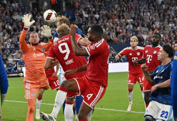 Torwart Loris Karius (Schalke 04), li., pariert gegen Harry Kane (Bayern Muenchen) 05.09.2026, Fussball 1. Bundesliga, Saison 2026 2027, 2. Spieltag, FC Schalke 04 - FC Bayern München DFL regulations prohibit any use of photographs as image sequences and or quasi-video Gelsenkirchen Veltins Arena Nordrhein Westfalen Deutschland *** Goalkeeper Loris Karius of Schalke 04 (left) makes a save against Harry Kane of Bayern Munich on September 5, 2026; Soccer, Bundesliga, 2026–2027 season, Matchday 2, FC Schalke 04 vs. FC Bayern Munich. DFL regulations prohibit any use of photographs as image sequences and or quasi-video. Gelsenkirchen, Veltins Arena, North Rhine-Westphalia, Germany Team2