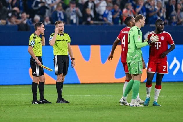 05.09.2026, Fussball, Saison 2026 2027, Bundesliga, FC Schalke 04 - FC Bayern München, Schiedsrichter Robert Schröder, Jonathan Tah (FC Bayern München) , Manuel Neuer (FC Bayern München) , Dayot Upamecano (FC Bayern München) xRHR-FOTO YYx *** September 5, 2026, Soccer, 2026–2027 season, Bundesliga, FC Schalke 04 vs. FC Bayern Munich, Referee Robert Schröder, Jonathan Tah (FC Bayern Munich), Manuel Neuer (FC Bayern Munich), Dayot Upamecano (FC Bayern Munich) xRHR PHOTO YYx Copyright: KROEGER RHR-FOTOx RHR-FOTO YY