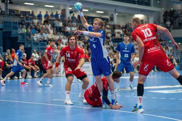 Ellidi Snaer Vidarsson, Kreislaeufer, (VfL Gummersbach 4), Johannes Golla, Kreislaeufer, (MT Melsungen 14), Dainis KriÅ¡topÄns, Rueckraum, (MT Melsungen 10), VfL Gummersbach vs. MT Melsungen,, Opel Handball Bundesliga, Herren , 3. Spieltag, 05.09.2026 Gummersbach NRW Deutschland
