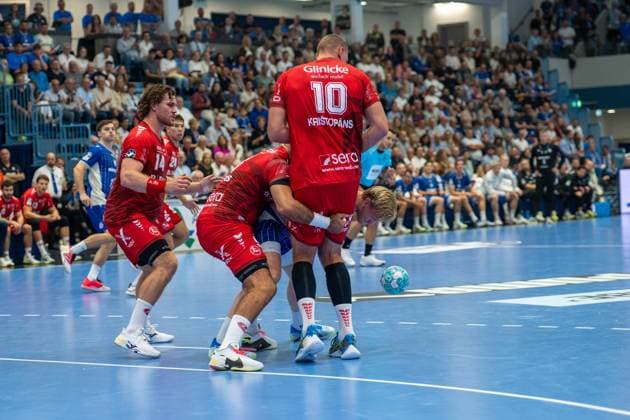 Ellidi Snaer Vidarsson, Kreislaeufer, (VfL Gummersbach 4), Dainis KriÅ¡topÄns, Rueckraum, (MT Melsungen 10), Johannes Golla, Kreislaeufer, (MT Melsungen 14), VfL Gummersbach vs. MT Melsungen,, Opel Handball Bundesliga, Herren , 3. Spieltag, 05.09.2026 Gummersbach NRW Deutschland