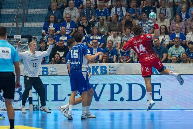 Miro Schluroff, Rueckraum, (VfL Gummersbach 15), Johannes Golla, Kreislaeufer, (MT Melsungen 14), Bertram Obling, Torwart, (VfL Gummersbach 16), VfL Gummersbach vs. MT Melsungen,, Opel Handball Bundesliga, Herren , 3. Spieltag, 05.09.2026 Gummersbach NRW Deutschland