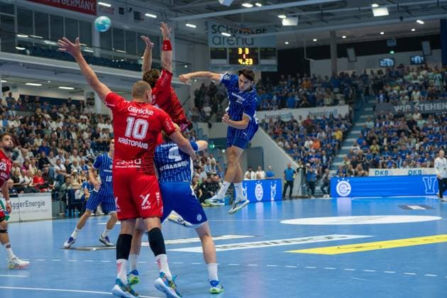 Nicola Roganovic, Rueckraum, (VfL Gummersbach 23), Dainis KriÅ¡topÄns, Rueckraum, (MT Melsungen 10), VfL Gummersbach vs. MT Melsungen,, Opel Handball Bundesliga, Herren , 3. Spieltag, 05.09.2026 Gummersbach NRW Deutschland