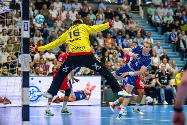 Opel Handball Bundesliga, VfL Gummersbach - MT Melsungen, 05.09.2026 Nebojsa Simic (MT Melsungen 16), Ellidi Vidarsson (VfL Gummersbach 4), ; Opel Handball Bundesliga, VfL Gummersbach - MT Melsungen, 05.09.2026 Copyright: xBEAUTIFULxSPORTS Erlhofx