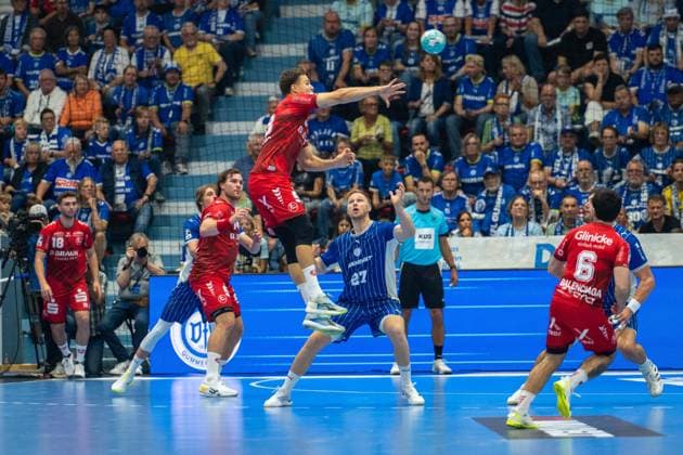 Kristjan Horžen, Kreislaeufer, (VfL Gummersbach 27), Erik Balenciaga, Rueckraum, (MT Melsungen 6), VfL Gummersbach vs. MT Melsungen,, Opel Handball Bundesliga, Herren , 3. Spieltag, 05.09.2026 Gummersbach NRW Deutschland