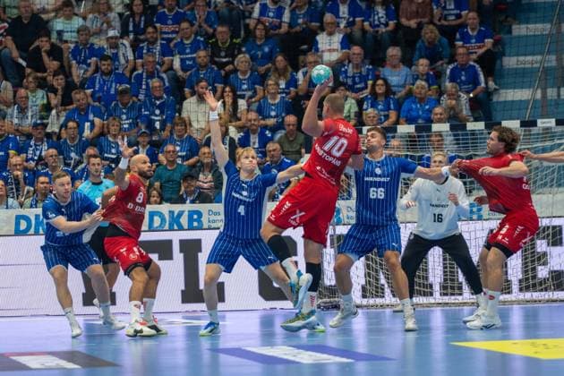 Ellidi Snaer Vidarsson, Kreislaeufer, (VfL Gummersbach 4), Dainis KriÅ¡topÄns, Rueckraum, (MT Melsungen 10), Å tÄ›pan Zeman, Kreislaeufer, (VfL Gummersbach 66), VfL Gummersbach vs. MT Melsungen,, Opel Handball Bundesliga, Herren , 3. Spieltag, 05.09.2026 Gummersbach NRW Deutschland