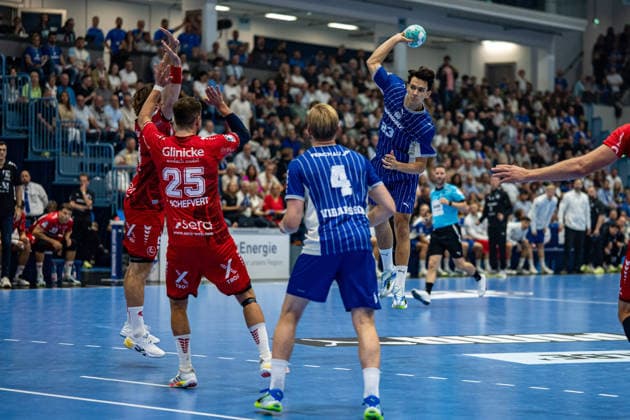 Opel Handball Bundesliga, VfL Gummersbach - MT Melsungen, 05.09.2026 Olle Forsell Schefvert (MT Melsungen 25), Ellidi Vidarsson (VfL Gummersbach 4), Nikola RoganoviÄ‡ (VfL Gummersbach 23), ; Opel Handball Bundesliga, VfL Gummersbach - MT Melsungen, 05.09.2026 Copyright: xBEAUTIFULxSPORTS Erlhofx
