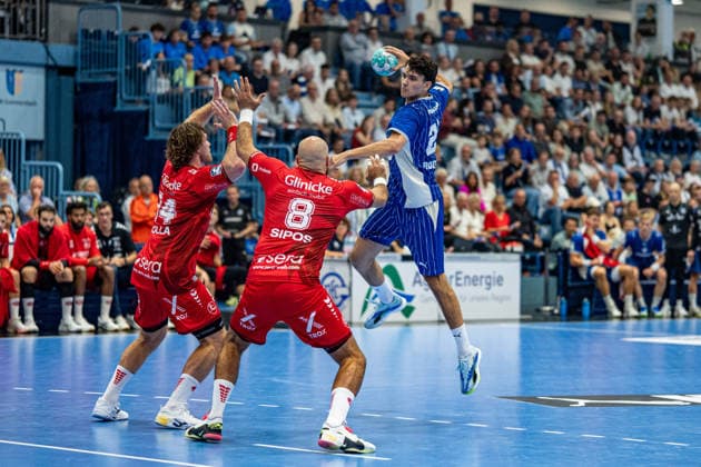 Opel Handball Bundesliga, VfL Gummersbach - MT Melsungen, 05.09.2026 Johannes Golla (MT Melsungen 14), Adrian Sipos (MT Melsungen 8), Nikola RoganoviÄ‡ (VfL Gummersbach 23), ; Opel Handball Bundesliga, VfL Gummersbach - MT Melsungen, 05.09.2026 Copyright: xBEAUTIFULxSPORTS Erlhofx