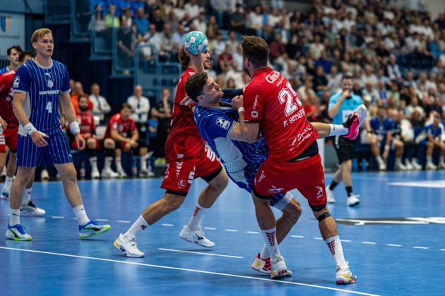 Opel Handball Bundesliga, VfL Gummersbach - MT Melsungen, 05.09.2026 Ellidi Vidarsson (VfL Gummersbach 4), Johannes Golla (MT Melsungen 14), Kay Smits (VfL Gummersbach 31), Olle Forsell Schefvert (MT Melsungen 25), ; Opel Handball Bundesliga, VfL Gummersbach - MT Melsungen, 05.09.2026 Copyright: xBEAUTIFULxSPORTS Erlhofx