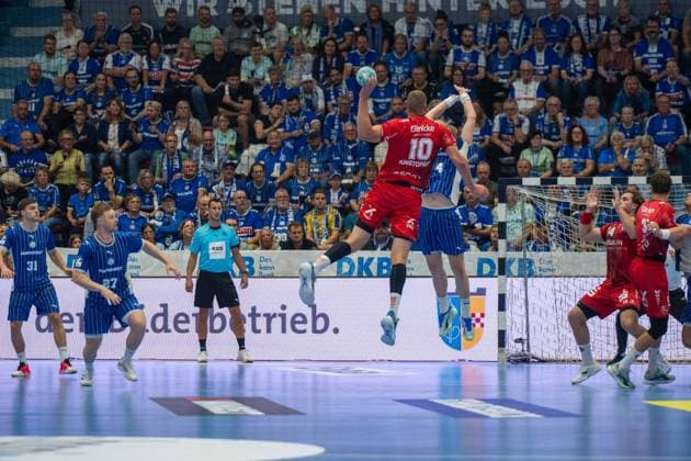 Dainis KriÅ¡topÄns, Rueckraum, (MT Melsungen 10), Ellidi Snaer Vidarsson, Kreislaeufer, (VfL Gummersbach 4), VfL Gummersbach vs. MT Melsungen,, Opel Handball Bundesliga, Herren , 3. Spieltag, 05.09.2026 Gummersbach NRW Deutschland