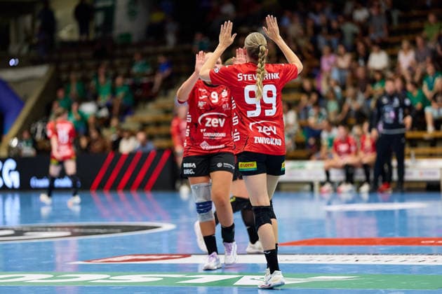 Lilja Agustsdottir (BSV Sachsen Zwickau, 09) und Rome Steverink (BSV Sachsen Zwickau, 99) klatschen ab FRISCH AUF Goeppingen vs. BSV Sachsen Zwickau, Handball, ALSCO Handball Bundesliga Frauen, 2. Spieltag, Spielzeit 2026 2027, 05.09.2026 FRISCH AUF Goeppingen vs. BSV Sachsen Zwickau, Handball, ALSCO Handball Bundesliga Frauen, 2. Spieltag, Spielzeit 2026 2027, 05.09.2026 Goeppingen Copyright: xEibner-Pressefoto GeraldxOelze-dexStoppanyx EP_ODS
