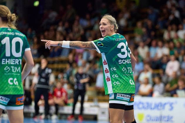 Luisa Schulze (Frisch Auf Goeppingen, 33) zeigt an FRISCH AUF Goeppingen vs. BSV Sachsen Zwickau, Handball, ALSCO Handball Bundesliga Frauen, 2. Spieltag, Spielzeit 2026 2027, 05.09.2026 FRISCH AUF Goeppingen vs. BSV Sachsen Zwickau, Handball, ALSCO Handball Bundesliga Frauen, 2. Spieltag, Spielzeit 2026 2027, 05.09.2026 Goeppingen Copyright: xEibner-Pressefoto GeraldxOelze-dexStoppanyx EP_ODS