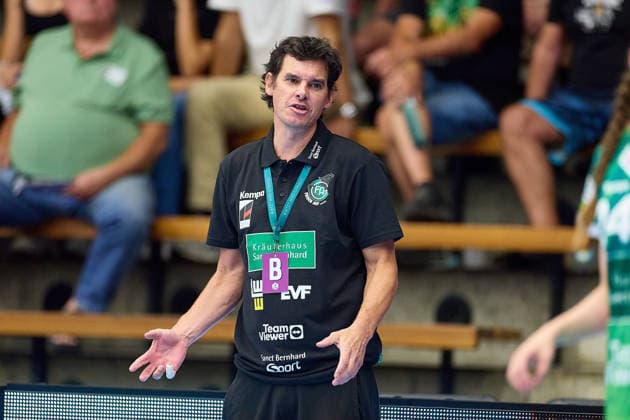 Freisteller, Portrait, Porträt von Nico Kiener (Frisch Auf Goeppingen, Cheftrainer) Achselzucken FRISCH AUF Goeppingen vs. BSV Sachsen Zwickau, Handball, ALSCO Handball Bundesliga Frauen, 2. Spieltag, Spielzeit 2026 2027, 05.09.2026 FRISCH AUF Goeppingen vs. BSV Sachsen Zwickau, Handball, ALSCO Handball Bundesliga Frauen, 2. Spieltag, Spielzeit 2026 2027, 05.09.2026 Goeppingen Copyright: xEibner-Pressefoto GeraldxOelze-dexStoppanyx EP_ODS