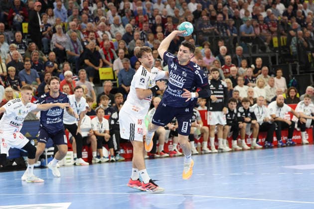 05.09.2026, xBHAx, Handball, Opel HBL, Saison 2026 2027, 1.HBL, SG Flensburg-Handewitt - HC Erlangen, GGW Arena: Aymeric Minne (SG Flensburg-Handewitt 44) im Angriff gegen Florian Scheerer (HC Erlangen 10) Schleswig-Holstein Deutschkand