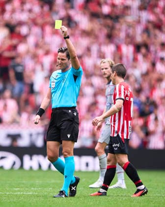 Athletic Club v Atletico de Madrid - LaLiga EA Sports 2026 27 Referee Jose Luis Munuera Montero shows a yellow card during the LaLiga EA Sports match between Athletic Club and Atletico de Madrid at Estadio San Mames in Bilbao, Spain, on September 5, 2026. Bilbao Spain  Copyright: xCesarxOrtizxGonzalezx originalFilename:ortizgonzalez-athletic260905_npgjX.jpg