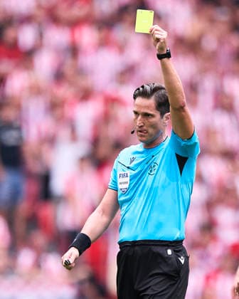 Athletic Club v Atletico de Madrid - LaLiga EA Sports 2026 27 Referee Jose Luis Munuera Montero shows a yellow card during the LaLiga EA Sports match between Athletic Club and Atletico de Madrid at Estadio San Mames in Bilbao, Spain, on September 5, 2026. Bilbao Spain  Copyright: xCesarxOrtizxGonzalezx originalFilename:ortizgonzalez-athletic260905_npH29.jpg