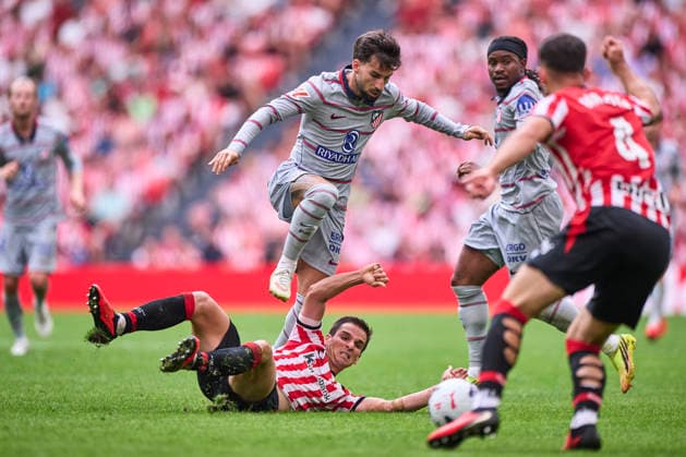 Athletic Club v Atletico de Madrid - LaLiga EA Sports 2026 27 Alex Baena of Atletico de Madrid duels for the ball with Inigo Ruiz de Galarreta of Athletic Club during the LaLiga EA Sports match between Athletic Club and Atletico de Madrid at Estadio San Mames in Bilbao, Spain, on September 5, 2026. Bilbao Spain  Copyright: xCesarxOrtizxGonzalezx originalFilename:ortizgonzalez-athletic260905_nprZZ.jpg