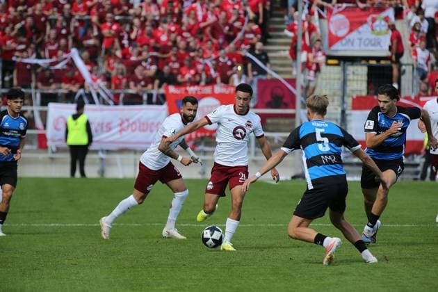 05.09.2026 xmgoodx Frankfurt am Main, PSD Bank Arena Regionalliga Südwest Saison 2026 2027 Derby FSV Frankfurt - Kickers Offenbach (OFC) Mohamadaziz Abdelhadi (21, OFC) gegen Phil Kemper (5, FSV Frankfurt)
