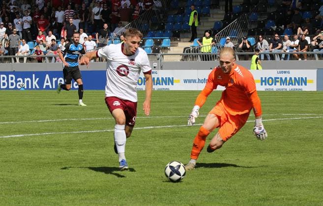 05.09.2026 xmgoodx Frankfurt am Main, PSD Bank Arena Regionalliga Südwest Saison 2026 2027 Derby FSV Frankfurt - Kickers Offenbach (OFC) Maximilian Schmid (9, OFC) gegen Torwart Lucas Becker (1, FSV Frankfurt)