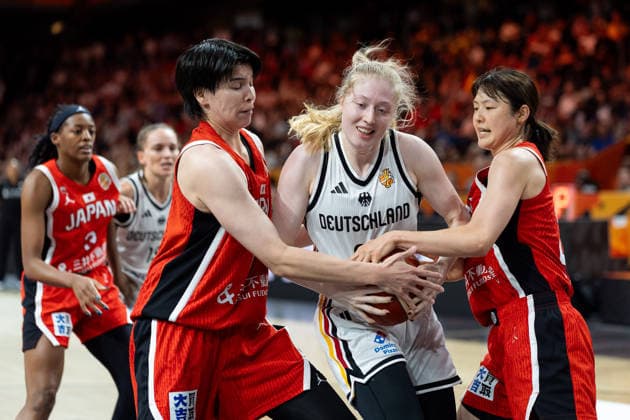 Frieda Buhner (Deutschland, 20) im Zweikampf, Kampf um den Ball mit Ramu Tokashiki (Japan, 10) und Norika Konno (Japan, 02), GER, Deutschland vs. Japan, Basketball, FIBA Women s World Cup 2026, Gruppenphase, Spieltag 2, 05.09.2026 GER, Deutschland vs. Japan, Basketball, FIBA Women s World Cup 2026, Gruppenphase, Spieltag 2, 05.09.2026 Berlin Copyright: xEibner-Pressefoto MaxxVincenx EP_MVN