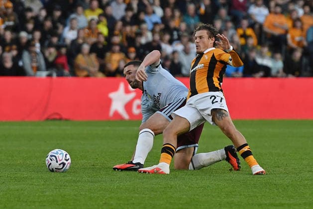Hull City v Aston Villa, Premier League Hull City midfielder Regan Slater (27) and Aston Villa midfielder John McGinn (7) during the Premier League match between Hull City and Aston Villa at the MKM Stadium, Kingston upon Hull, UK on 5 September 2026. Kingston upon Hull MKM Stadium East Riding of Yorkshire UK Editorial use only DataCo restrictions apply See www.football-dataco.com , Copyright: xIanxLyallx PSI-24835-0069