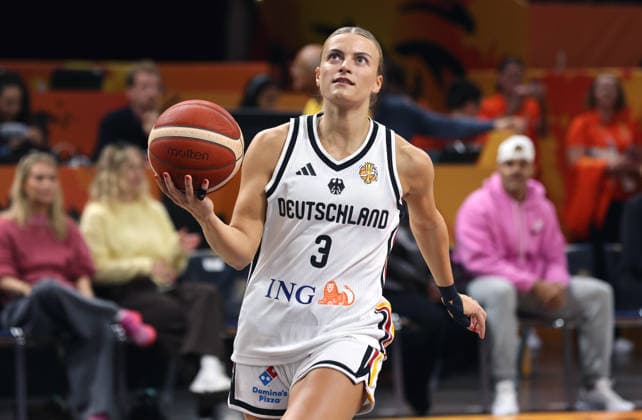 Alexandra Wilke am Ball Aktion Oberkörper Basketball FIBA World Cup Weltmeisterschaft Frauen WM Saison 2026 2027 05.09.2026 DBB Deutschland GER vs Japan JPN