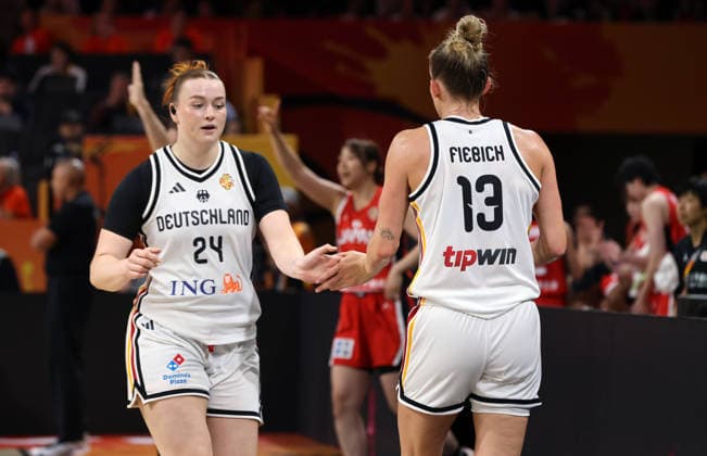 Lina Sontag klatscht ab mit Leonie Fiebich Aktion Oberkörper Basketball FIBA World Cup Weltmeisterschaft Frauen WM Saison 2026 2027 05.09.2026 DBB Deutschland GER vs Japan JPN