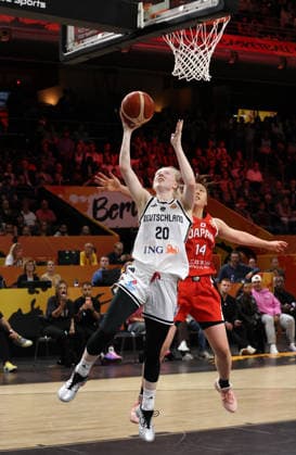 Frieda Bühner am Ball, Azusa Asahina Zweikampf Spielszene Aktion Basketball FIBA World Cup Weltmeisterschaft Frauen WM Saison 2026 2027 05.09.2026 DBB Deutschland GER vs Japan JPN