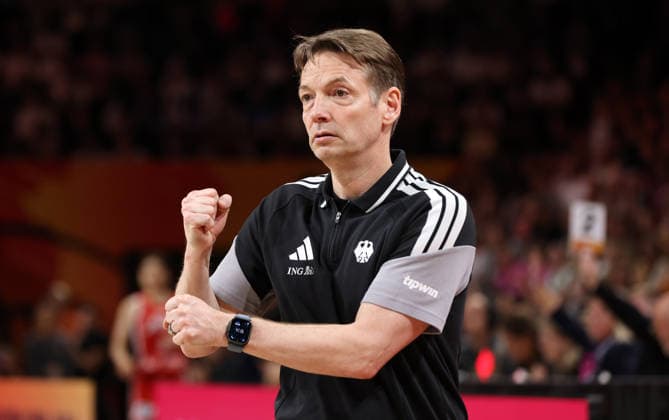 Bundestrainer Olaf Lange gibt Anweisungen Aktion Oberkörper Basketball FIBA World Cup Weltmeisterschaft Frauen WM Saison 2026 2027 05.09.2026 DBB Deutschland GER vs Japan JPN