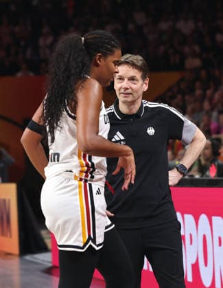 Bundestrainer Olaf Lange redet mit Nyara Sabally Aktion Oberkörper Basketball FIBA World Cup Weltmeisterschaft Frauen WM Saison 2026 2027 05.09.2026 DBB Deutschland GER vs Japan JPN