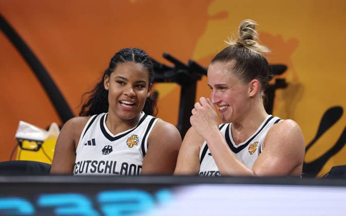 Nyara Sabally lacht mit Leonie Fiebich auf der Bank Aktion Oberkörper Basketball FIBA World Cup Weltmeisterschaft Frauen WM Saison 2026 2027 05.09.2026 DBB Deutschland GER vs Japan JPN