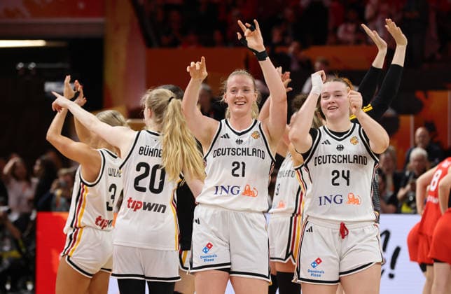 Frieda Bühner, Marie Guelich, Lina Sontag jubelt nach Spielende Freude Emotion Basketball FIBA World Cup Weltmeisterschaft Frauen WM Saison 2026 2027 05.09.2026 DBB Deutschland GER vs Japan JPN