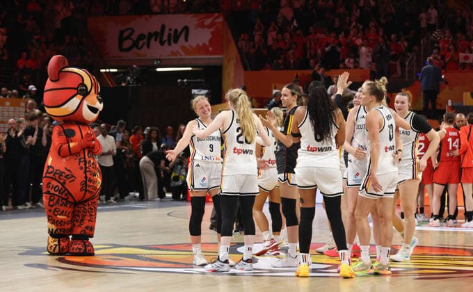 deutsche Mannschaft jubelt nach Spielende Freude Emotion Basketball FIBA World Cup Weltmeisterschaft Frauen WM Saison 2026 2027 05.09.2026 DBB Deutschland GER vs Japan JPN