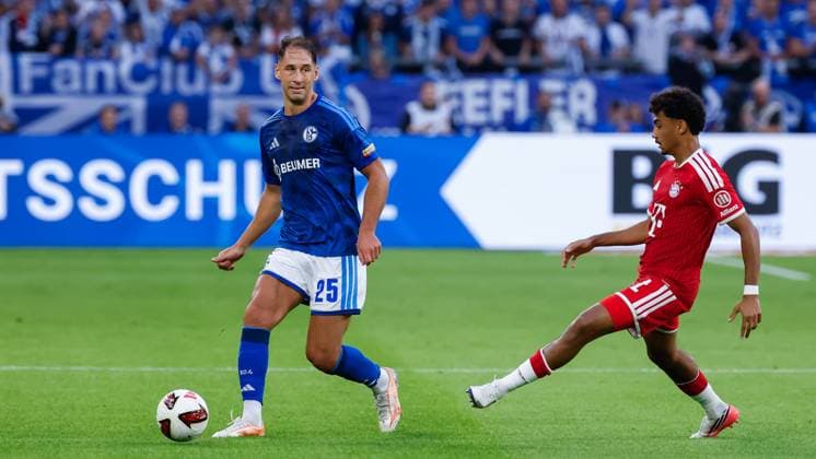 GELSENKIRCHEN - Nikola Katic of Schalke 04 battles for possession with Nathaniel Brown of FC Bayern Munich before the Bundesliga match between FC Schalke 04 and FC Bayern Munich at the Veltins-Arena on 5 September 2026 in Gelsenkirchen, Germany. MARCEL TER BALS ANP Bundesliga 2026 27 xVIxANPxSportx xMarcelxterxBalsxIVx 567290617 originalFilename: 567290617.jpg