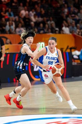 Pauline Astier (Frankreich, 98) im Dribbling, Heji An (Korea, 05), GER, Frankreich vs. Korea, Basketball, FIBA Women s World Cup 2026, Gruppenphase, Spieltag 2, 05.09.2026 GER, Frankreich vs. Korea, Basketball, FIBA Women s World Cup 2026, Gruppenphase, Spieltag 2, 05.09.2026 Berlin Copyright: xEibner-Pressefoto MaxxVincenx EP_MVN