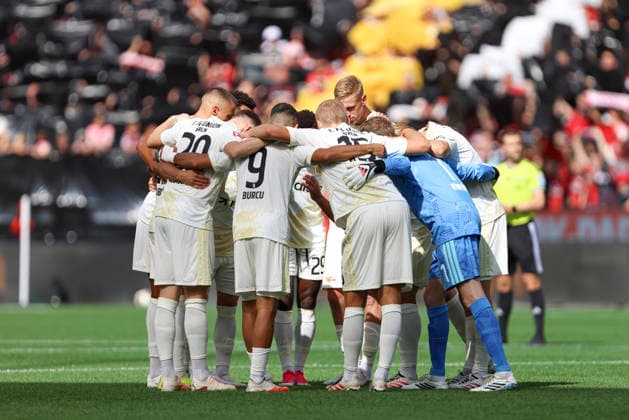 Spieler von 1.FC Union Berlin bilden einen Teamkreis waehrend des Spiels der 1. Bundesliga zwischen Bayer 04 Leverkusen und 1. FC Union Berlin, BayArena am 05. September 2026 in Leverkusen, Deutschland. (Foto von Oliver Kaelke DeFodi Images) +++ Players from 1.FC Union Berlin form a circle during the Bundesliga match between Bayer 04 Leverkusen and 1. FC Union Berlin at BayArena on September 5, 2026 in Leverkusen, Germany. (Photo by Oliver Kaelke DeFodi Images) DFB DFL REGULATIONS PROHIBIT ANY USE OF PHOTOGRAPHS AS IMAGE SEQUENCES AND OR QUASI-VIDEO. (Photo by Oliver Kaelke DeFodi Images) - *** Players from 1 FC Union Berlin form a team circle during the Bundesliga match between Bayer 04 Leverkusen and 1 FC Union Berlin, BayArena on September 5, 2026, in Leverkusen, Germany. Photo by Oliver Kaelke, DeFodi Images. Players from 1 FC Union Berlin form a circle during the Bundesliga match between Bayer 04 Leverkusen and 1 FC Union Berlin at BayArena on September 5, 2026 in Leverkusen, Germany. Photo by Oliver Kaelke, DeFodi Images. DFB and DFL regulations prohibit any use of photographs as image sequences and or quasi-video. Photo by Oliver Kaelke, DeFodi Images.