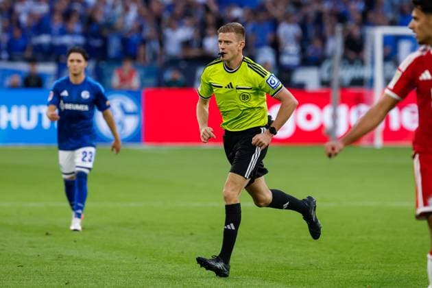 GELSENKIRCHEN - Referee Robert Schroder for the Bundesliga match between FC Schalke 04 and FC Bayern Munich at the Veltins-Arena on 5 September 2026 in Gelsenkirchen, Germany. MARCEL TER BALS ANP Bundesliga 2026 27 xVIxANPxSportx xMarcelxterxBalsxIVx 567291681 originalFilename: 567291681.jpg