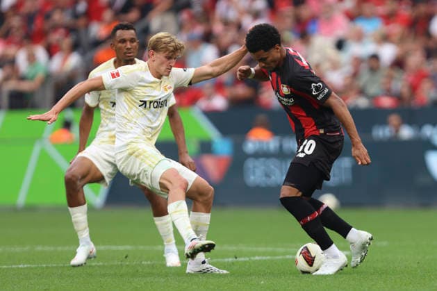 Aljoscha Kemlein (1.FC Union Berlin) und Malik Tillmann (Bayer 04 Leverkusen) im Zweikampf waehrend des Spiels der 1. Bundesliga zwischen Bayer 04 Leverkusen und 1. FC Union Berlin, BayArena am 05. September 2026 in Leverkusen, Deutschland. (Foto von Oliver Kaelke DeFodi Images) +++ Aljoscha Kemlein (1.FC Union Berlin) und Malik Tillmann (Bayer 04 Leverkusen) battle for the ball during the Bundesliga match between Bayer 04 Leverkusen and 1. FC Union Berlin at BayArena on September 5, 2026 in Leverkusen, Germany. (Photo by Oliver Kaelke DeFodi Images) DFB DFL REGULATIONS PROHIBIT ANY USE OF PHOTOGRAPHS AS IMAGE SEQUENCES AND OR QUASI-VIDEO. (Photo by Oliver Kaelke DeFodi Images) - *** Aljoscha Kemlein of 1 FC Union Berlin and Malik Tillmann of Bayer 04 Leverkusen go head-to-head during the Bundesliga match between Bayer 04 Leverkusen and 1 FC Union Berlin at the BayArena on September 5, 2026, in Leverkusen, Germany. Photo by Oliver Kaelke, DeFodi Images. Aljoscha Kemlein of 1. FC Union Berlin and Malik Tillmann of Bayer 04 Leverkusen battle for the ball during the Bundesliga match between Bayer 04 Leverkusen and 1. FC Union Berlin at BayArena on September 5, 2026 in Leverkusen, Germany. Photo by Oliver Kaelke, DeFodi Images. DFB and DFL regulations prohibit any use of photographs as image sequences and or quasi-video. Photo by Oliver Kaelke, DeFodi Images.
