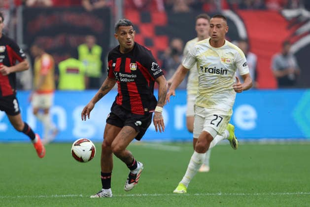 Facundo Medina (Bayer 04 Leverkusen) in Aktion, am Ball, Einzelaktion waehrend des Spiels der 1. Bundesliga zwischen Bayer 04 Leverkusen und 1. FC Union Berlin, BayArena am 05. September 2026 in Leverkusen, Deutschland. (Foto von Oliver Kaelke DeFodi Images) +++ Facundo Medina (Bayer 04 Leverkusen) controls the ball during the Bundesliga match between Bayer 04 Leverkusen and 1. FC Union Berlin at BayArena on September 5, 2026 in Leverkusen, Germany. (Photo by Oliver Kaelke DeFodi Images) DFB DFL REGULATIONS PROHIBIT ANY USE OF PHOTOGRAPHS AS IMAGE SEQUENCES AND OR QUASI-VIDEO. (Photo by Oliver Kaelke DeFodi Images) - *** Facundo Medina of Bayer 04 Leverkusen in action, on the ball, making a solo run during the Bundesliga match between Bayer 04 Leverkusen and 1. FC Union Berlin, BayArena on September 5, 2026, in Leverkusen, Germany. Photo by Oliver Kaelke, DeFodi Images. Facundo Medina of Bayer 04 Leverkusen controls the ball during the Bundesliga match between Bayer 04 Leverkusen and 1 FC Union Berlin at BayArena on September 5, 2026 in Leverkusen, Germany. Photo by Oliver Kaelke, DeFodi Images. DFB and DFL regulations prohibit any use of photographs as image sequences and or quasi-video. Photo by Oliver Kaelke, DeFodi Images.