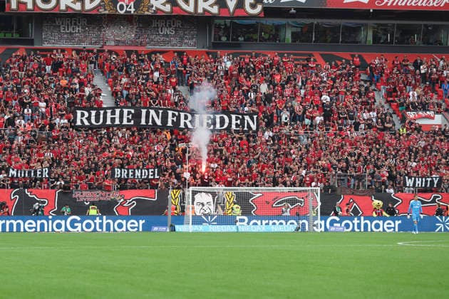 Fans von Bayer 04 Leverkusen sind zu sehen mit Flaggen, Bannern mit der Aufschrift Ruhe in Frieden, Mueller, Brendel und Whity waehrend des Spiels der 1. Bundesliga zwischen Bayer 04 Leverkusen und 1. FC Union Berlin, BayArena am 05. September 2026 in Leverkusen, Deutschland. (Foto von Oliver Kaelke DeFodi Images) +++ Bayer 04 Leverkusen fans can be seen with flags and banners bearing the inscriptions Rest in Peace, Mueller, Brendel, and Whity during the Bundesliga match between Bayer 04 Leverkusen and 1. FC Union Berlin at BayArena on September 5, 2026 in Leverkusen, Germany. (Photo by Oliver Kaelke DeFodi Images) DFB DFL REGULATIONS PROHIBIT ANY USE OF PHOTOGRAPHS AS IMAGE SEQUENCES AND OR QUASI-VIDEO. (Photo by Oliver Kaelke DeFodi Images) - *** Bayer 04 Leverkusen fans can be seen holding flags and banners bearing the words Rest in Peace, Mueller, Brendel, and Whity during the Bundesliga 1 match between Bayer 04 Leverkusen and 1. FC Union Berlin, BayArena on September 5, 2026, in Leverkusen, Germany. Photo by Oliver Kaelke, DeFodi Images. Bayer 04 Leverkusen fans can be seen with flags and banners bearing the inscriptions Rest in Peace, Mueller, Brendel, and Whity during the Bundesliga match between Bayer 04 Leverkusen and 1 FC Union Berlin at BayArena on September 5, 2026 in Leverkusen, Germany. Photo by Oliver Kaelke, DeFodi Images. DFB and DFL regulations prohibit any use of photographs as image sequences and or quasi-video. Photo by Oliver Kaelke, DeFodi Images